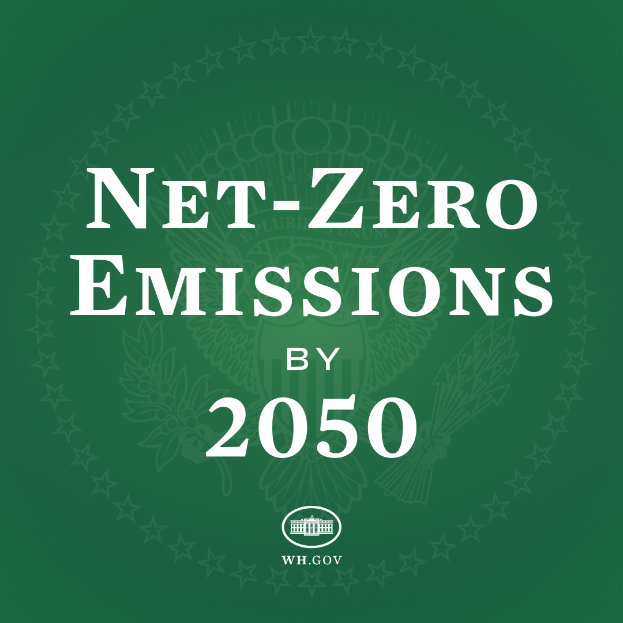 Ein grüner Hintergrund mit der fett geschriebenen weißen Schrift "net-zero emissions by 2050".