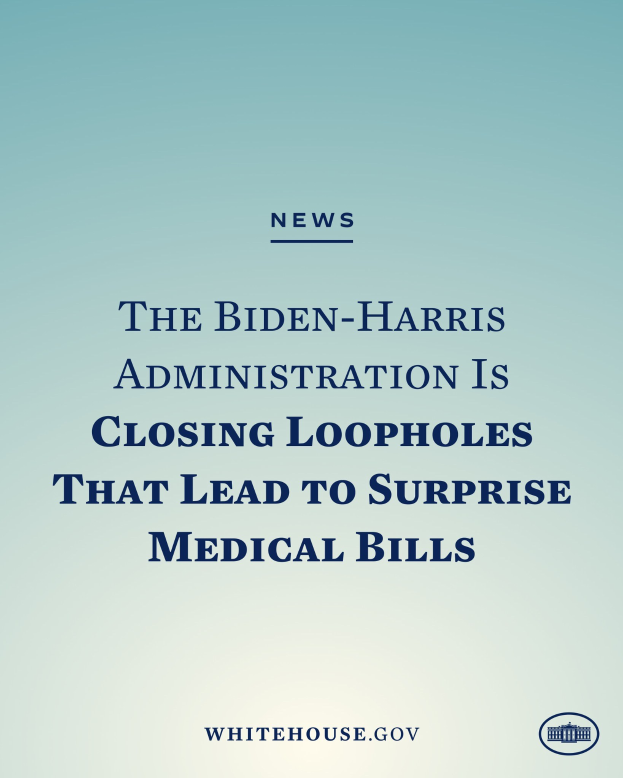 Plakat mit der Aufschrift "Die Biden-Harris-Regierung schließt Lücken, die zu überraschenden Arztrechnungen führen" mit einem medizinischen Rechnungsgrafik mit einem roten Kreuz, eingerahmt von einem schwarzen Rand auf einem weißen Hintergrund.