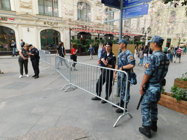 Polizisten in Uniform stehen hinter Absperrungen und blicken auf eine Menge, einige halten Waffen, während eines Anti-Terror-Einsatzes in Wien, Österreich.