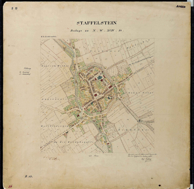 Detailiertes altes Stadtplan von Staffelstein, Deutschland, mit Straßen, Gebäuden und Sehenswürdigkeiten auf schwarzem Hintergrund.