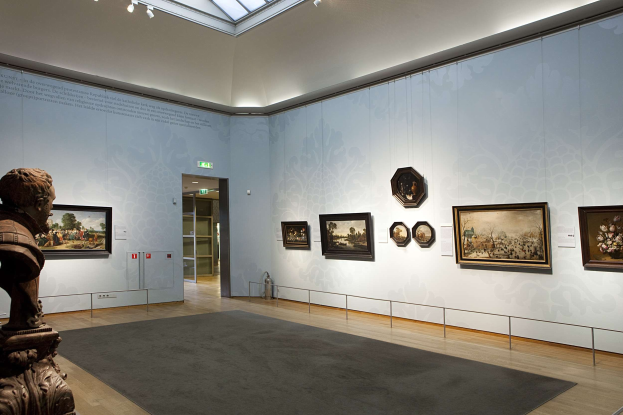 Ein detailliertes altes Stadtplan von München, Deutschland, auf einem schwarzen Hintergrund, der Straßen, Gebäude und Sehenswürdigkeiten zeigt, mit Text, der zusätzliche Informationen bereitstellt.