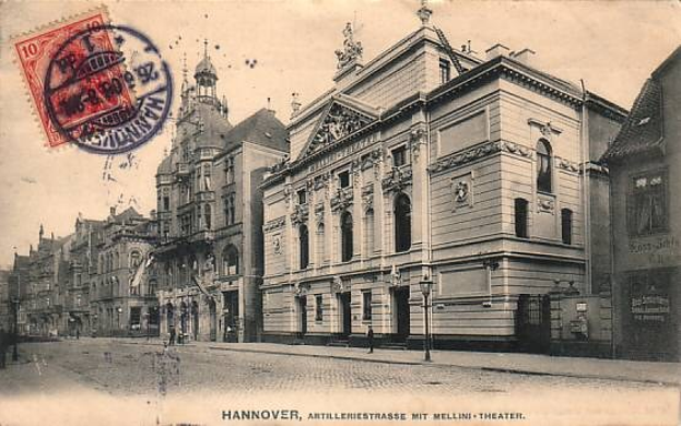 Schwarz-weiß-Postkarte einer Stadtstraße in Hannover, Deutschland, mit Gebäuden, Straßenlaternen, Lampen, Fußgängern und Himmel, mit Text und Stempel unten.