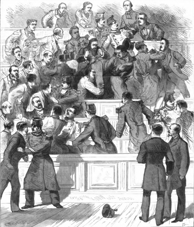 Eine Schwarz-Weiß-Zeichnung eines überfüllten Gerichtssaals mit stehenden und sitzenden Menschen, beschriftet mit «Der Prozess der britischen Armee in London, England».