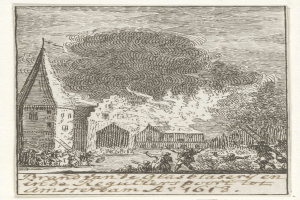 Schwarze und weiße Zeichnung eines brennenden Gebäudes mit Menschen davor, mit Text unten: "brand van de glasblasery en de reguliersport tot amsterdam a 1618".