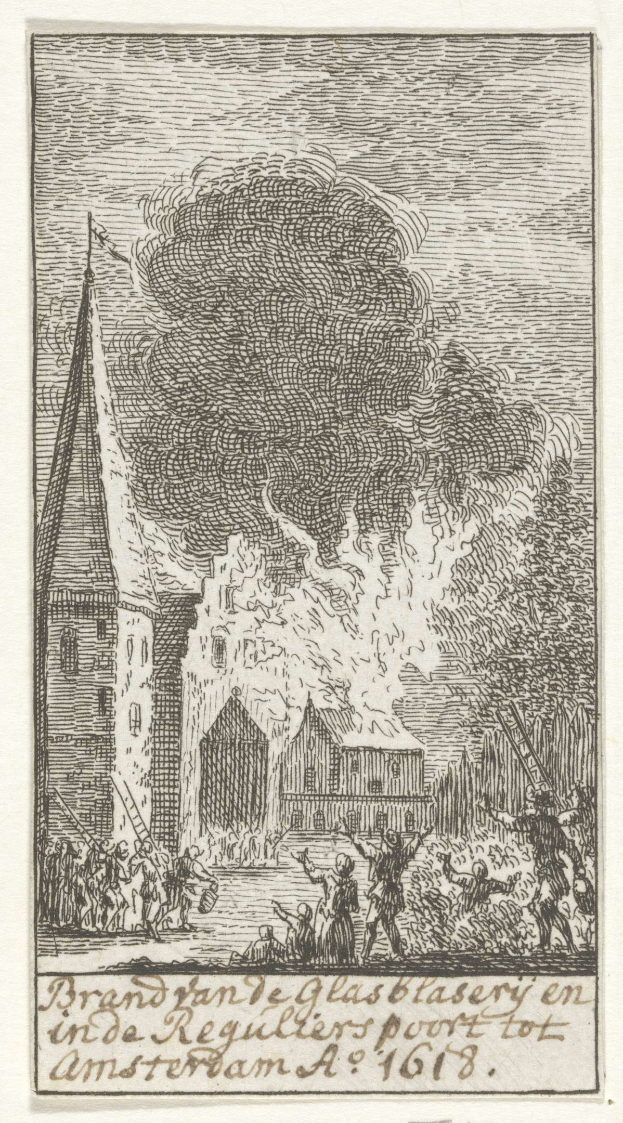 Schwarze und weiße Zeichnung eines brennenden Gebäudes mit Menschen davor, mit Text unten: "brand van de glasblasery en de reguliersport tot amsterdam a 1618".