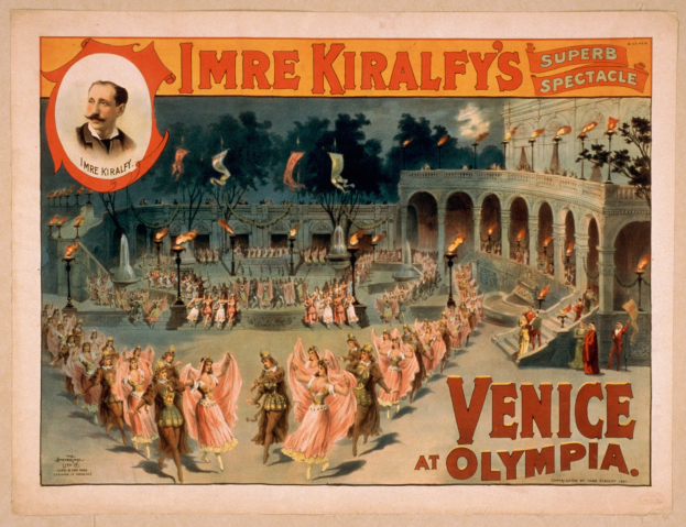 Plakat für Imre Kiralfys Super-Spektakel in Venedig in der Olympia, das kostümierte Künstler vor einem gebogenen und säulenartigen Gebäude mit Laternen und Bäumen im Hintergrund zeigt.