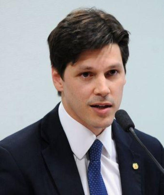 Ein Mann im Anzug spricht in ein Mikrofon und scheint eine Stellungnahme zu einer vom Regierung genehmigten Gesetzgebung abzugeben, die den Internetgebrauch verbietet.