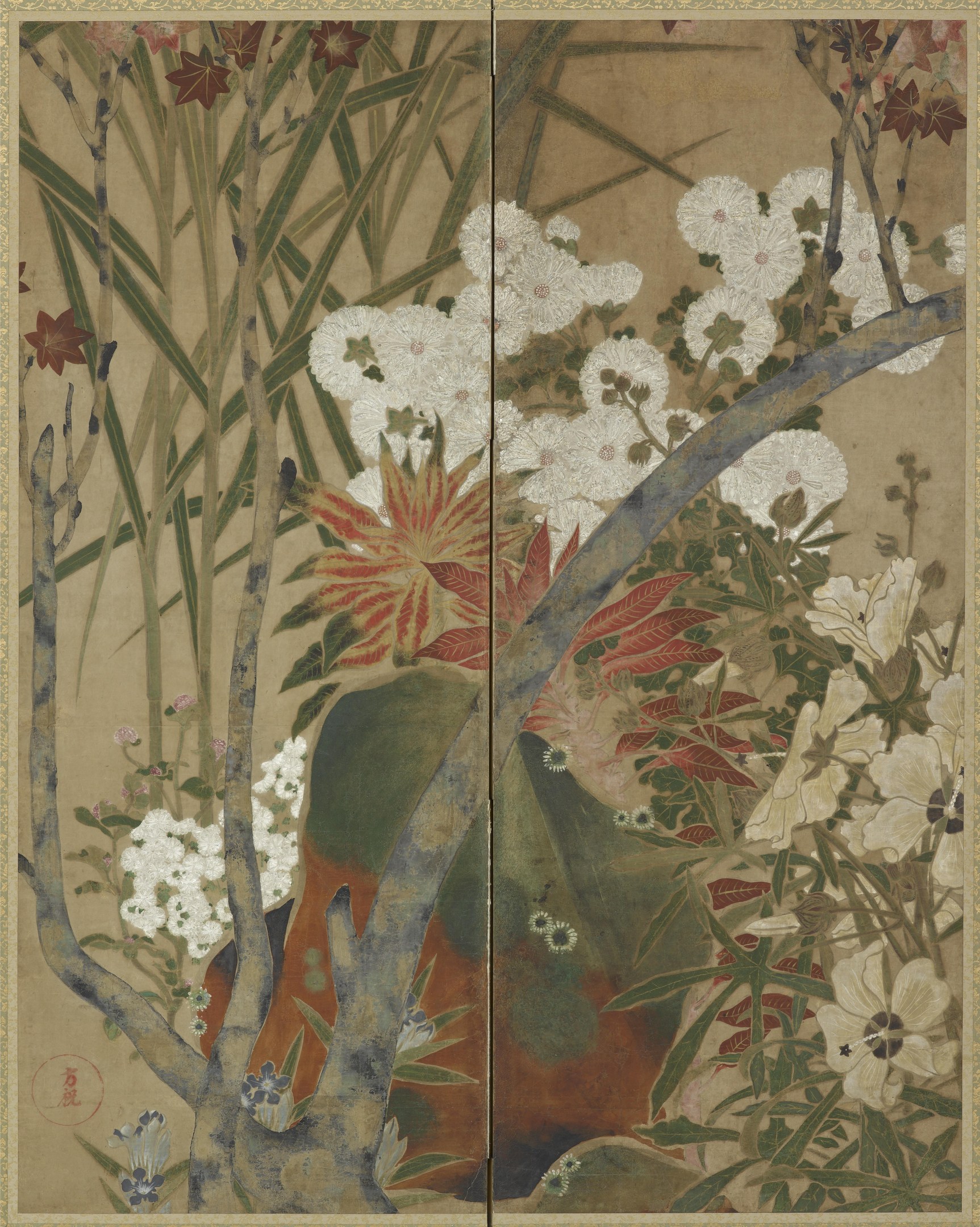Japanisches Faltbildschirm mit einer detaillierten Malerei von farbenfrohen Blumen und Pflanzen in einer üppigen Landschaft.