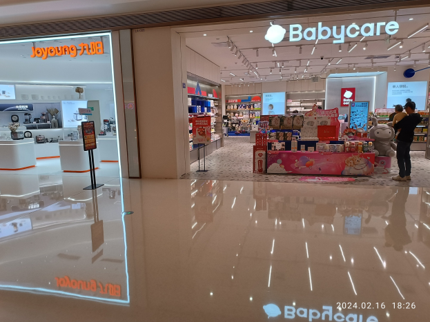 Babybedarfsladen im Mall of Asia mit Menschen, die Spielzeuge und Artikel in Regalen betrachten.