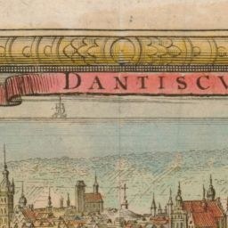 Ein altes Buch mit einer Zeichnung einer Stadtansicht mit Geb├Ąuden und einem Banner mit Text, der wahrscheinlich die Stadt beschreibt.