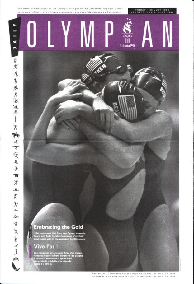 Drei Schwimmer in Badeanzügen und Badekappen umarmen sich in einer dunklen Umgebung, mit "Olympian Magazine"-Text oben.