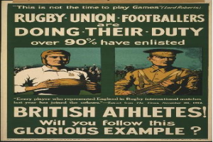 Ein Vintage-Plakat zeigt zwei Rugbyspieler, die ihre Einberufung zum Dienst feiern, mit dem Text, dass über 90% der britischen Athleten eingezogen sind.