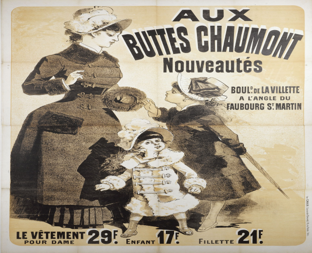 Ein Plakat für eine Modenschau, das eine Frau in einem langen, hochgeschlossenen Kleid mit langen Ärmeln und ein Kind in einem passenden Kleid und Hut zeigt, die sich umarmen und in die Ferne blicken.