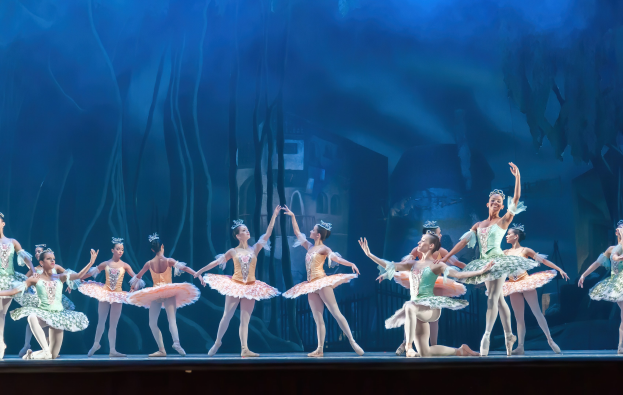 "Theater des Estrada-Liedes" des Zentrums für Ästhetische Erziehung von Kindern der Region Nizhny Novgorod wird vor Beginn der "Nussknacker"-Aufführung im Nizhny Novgorod TYUZ am 1. Juni auftreten