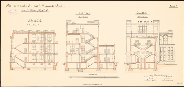 Eine Zeichnung eines Krankenhausgebäudes mit einem großen Eingang, zahlreichen Fenstern und einer zentralen Treppe, begleitet von einem Blatt Papier mit Text, der die Merkmale des Krankenhauses beschreibt.