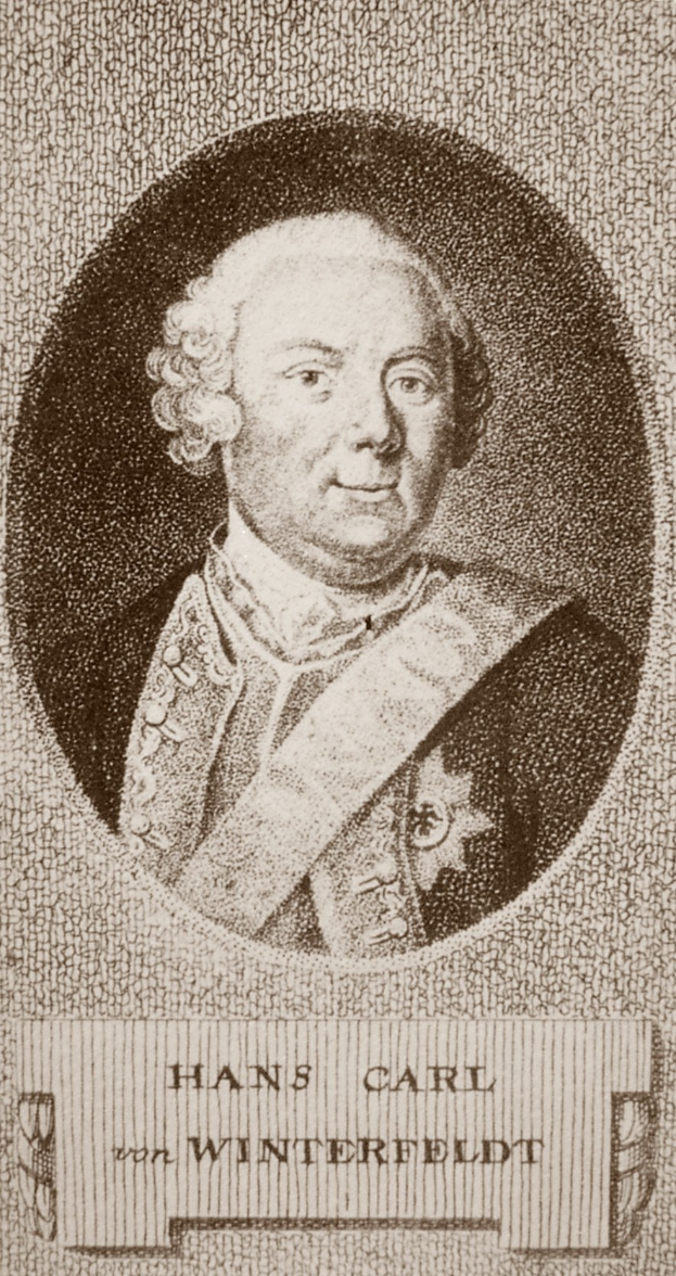 Schwarz-weiß-Portr├Ąt von Hans Carl von Winterfeldt mit ernstem Gesichtsausdruck und Text unten.