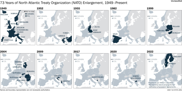 Eine Zeitachsenkarte, die die NATO-Erweiterung von 1949 bis heute zeigt, wobei die Regionen farblich nach dem Jahr der Mitgliedschaft unterteilt sind.