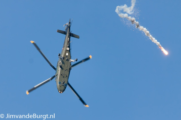 Übung in Warburg: Angriffshubschrauber Tiger fliegen niedrig bei Nacht über NRW