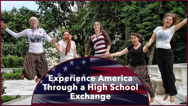 Gruppe von Frauen, die draußen lachen und von Grün umgeben sind, unter einem klaren blauen Himmel, mit Text unten: "Erlebe Amerika durch einen High School Austausch."