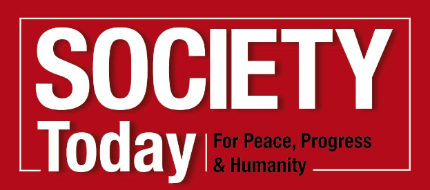 Ein Plakat mit der Aufschrift "Gesellschaft heute für Frieden, Fortschritt & Humanität" in fetter schwarzer Schrift auf einem weißen Hintergrund, eingerahmt von einem hellgelben Rand, begleitet von einer bunten Illustration einer Person mit ausgebreiteten Armen.