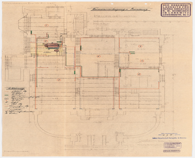 Schwarze und weiße architektonische Zeichnung des Rosenhof-Krankenhauses in Hamburg, Deutschland, die detaillierte Layouts mit zahlreichen Drähten zeigt, die elektrische oder strukturelle Pläne angeben, sowie begleitenden handgeschriebenen Text.