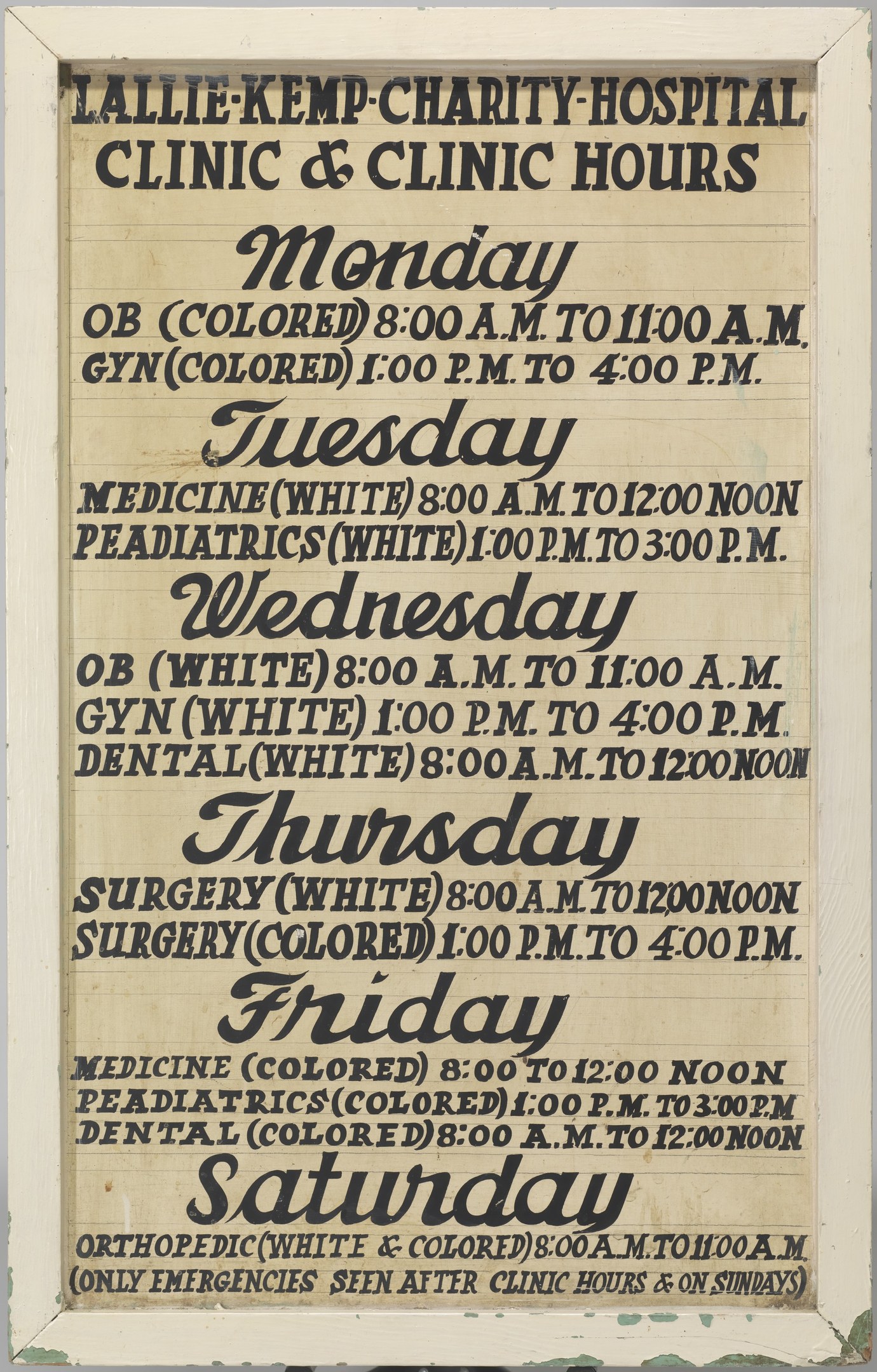 Plakat mit dem Text "Lallie Kemp Charity Hospital Clinic & Clinic Hours", das Klinikdienste und -zeiten bewirbt.