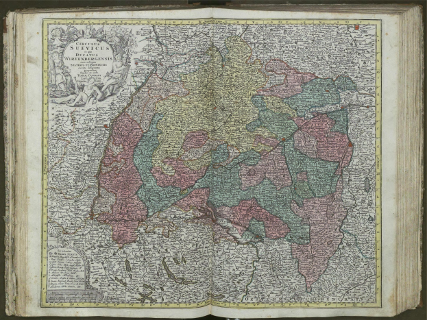 Offenes Buch zeigt detaillierte Karte von Deutschlands Regionen.