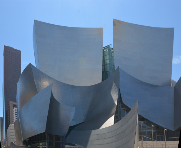 Außenansicht des ARTIST Concert Hall in Los Angeles, ein modernes Gebäude mit Glaswänden und Treppen mit Geländern, die zum Eingang führen, umgeben von Menschen und anderen Strukturen unter einem klaren blauen Himmel.