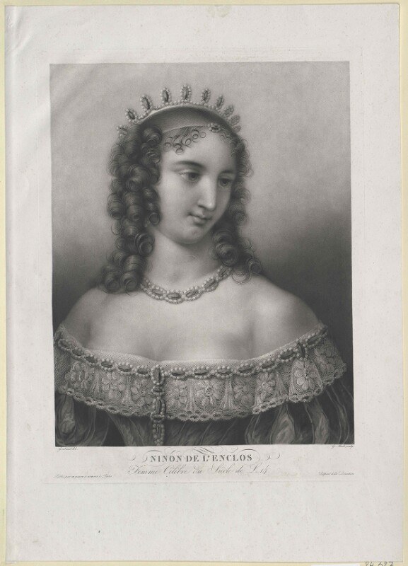 Schwarz-weißes Gravurporträt einer Frau in Tiara, prunkvollem Kleid und zartem Schmuck, eingerahmt von einem Foto mit dem Text "Nina de l'enclos" darunter.