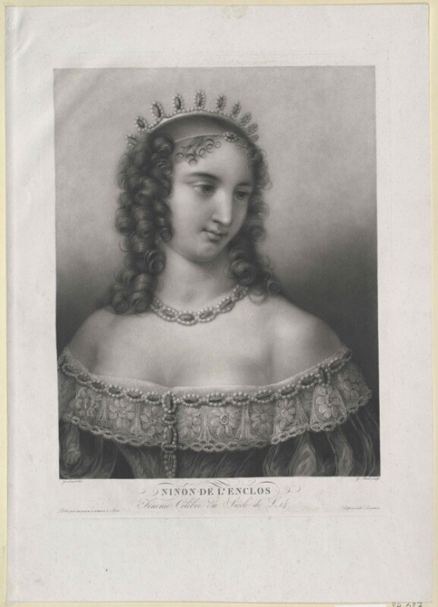 Schwarz-weißes Gravurporträt einer Frau in Tiara, prunkvollem Kleid und zartem Schmuck, eingerahmt von einem Foto mit dem Text "Nina de l'enclos" darunter.