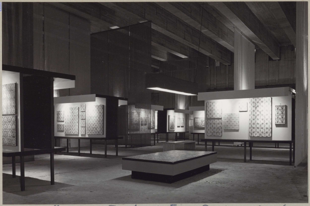 Schwarz-weiß-Foto eines Museumsgalerieraums mit zahlreichen Tischen, Stühlen und gerahmten Kunstwerken an den Wänden, beschriftet mit "Museum of Fine Arts, San Francisco" unten.