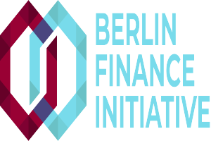 Das Logo der Berlin Finance Initiative zeigt einen blauen Kreis mit einer weißen Umrandung und einem weißen 'B' in der Mitte, umgeben von einem weißen Ring mit einem blau-weißen Karomuster, alles auf einem weißen Hintergrund mit den Worten 'Berlin Finance Initiative' in fetter schwarzer Schrift.