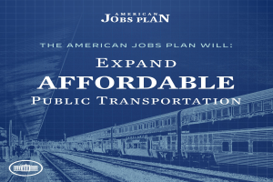 Plakat mit einem Zug auf einem Bahngleis mit mehreren Menschen in der Nähe, das für "The American Jobs Plan Will Expand Affordable Public Transportation" wirbt.