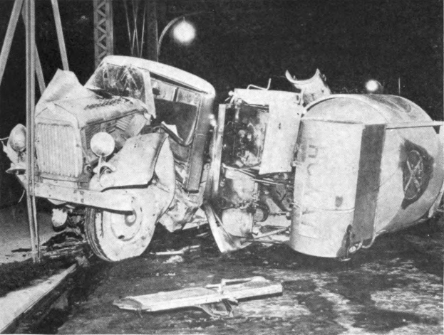 Schwarz-weiß-Foto eines umgestürzten Autos am Straßenrand mit Metallstangen und einem Laternenmast im Hintergrund, beschriftet mit "1930er-Auto-Unfall" unten.