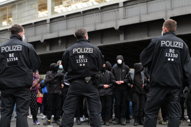 POL-MS: Zweitligaspiel zwischen SC Preußen Münster und Eintracht Braunschweig - Konfrontation zwischen beiden Fan-Gruppen vor dem Spiel - Polizei sucht Zeugen
