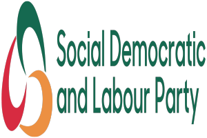 'sozialdemokratische und arbeiterpartei' in fetter schwarzer Schrift, mittig auf einem weißen Hintergrund mit einem dünnen schwarzen Rand.