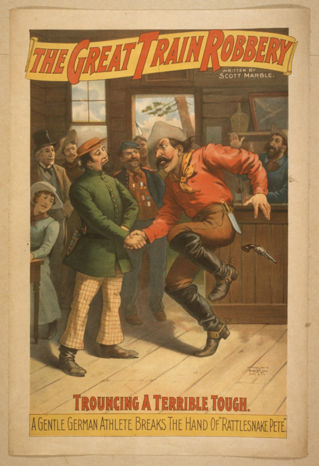 Plakat, das eine Gruppe von Menschen auf einem Boden zeigt, von denen einer eine Waffe hält, ein Fenster und eine Wand im Hintergrund und Text, der oben und unten "The Great Train Robbery - Trouching a Terrible Tough" lautet.