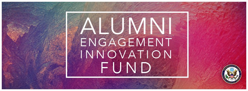Plakat mit der Aufschrift "Alumni Engagement Innovation Fund" in fetter schwarzer Schrift auf einem weißen Hintergrund und einem Logo in der rechten unteren Ecke.