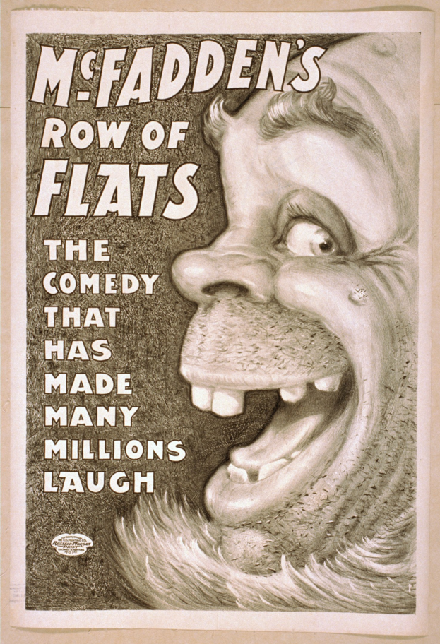 Ein Plakat mit einer Person mit einem breiten, zahnreichen Grinsen, wilden Haaren und einem hellgelben Hintergrund, auf dem der Text "McFadden's Row of Flats: Die Comedy, die viele Millionen zum Lachen gebracht hat" geschrieben steht.