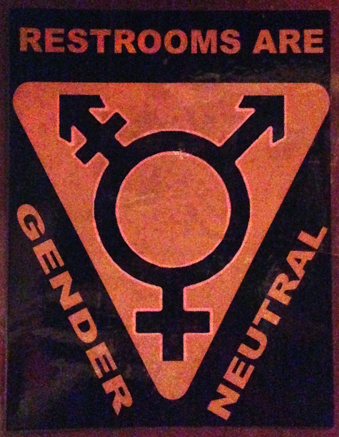 Plakat mit der Aufschrift "Geschlechterneutrale Toiletten" betont die Geschlechtergerechtigkeit in den Toiletteneinrichtungen.