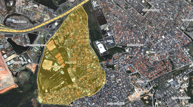 Luftaufnahme einer Stadt mit Gebäuden, Straßen, Bäumen und Gras, mit einer zentralen Karte eines geplanten Baugebiets in der Mitte.