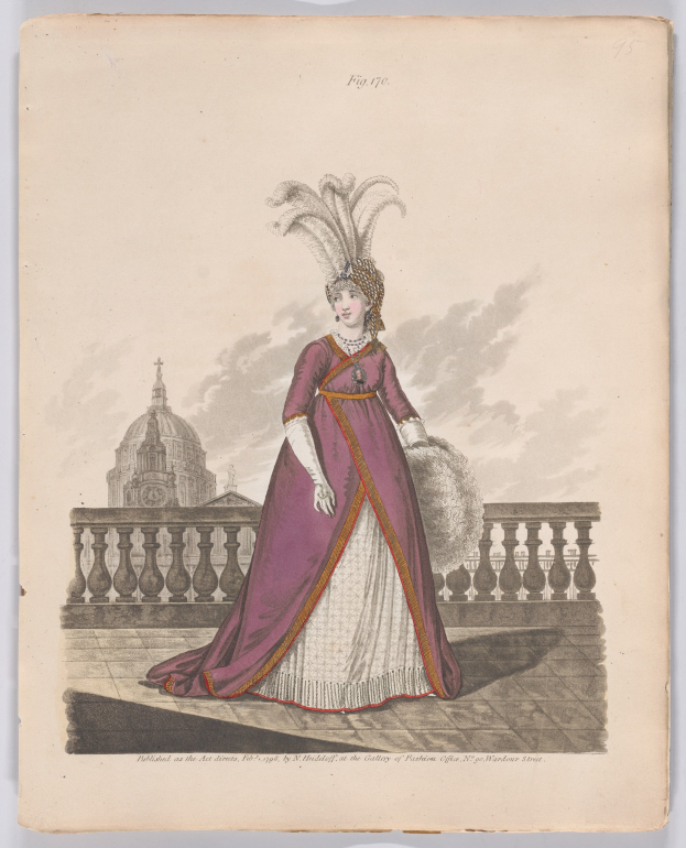 Frau in einem purpurfarbenen und weißen Kleid mit Federn auf dem Kopf, die vor einem Geländer mit einem Gebäude und Wolken im Hintergrund steht, mit Text unten, der "Fashion of New York, New York Street, 1790" lautet.