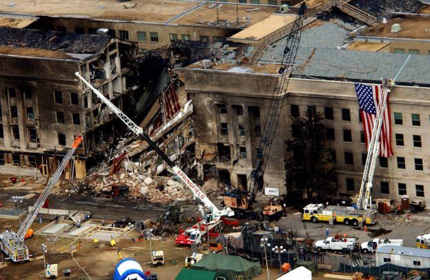 Luftaufnahme einer abgerissenen Baustelle in Washington, DC, mit Baumaschinen, Schutt und temporären Strukturen.
