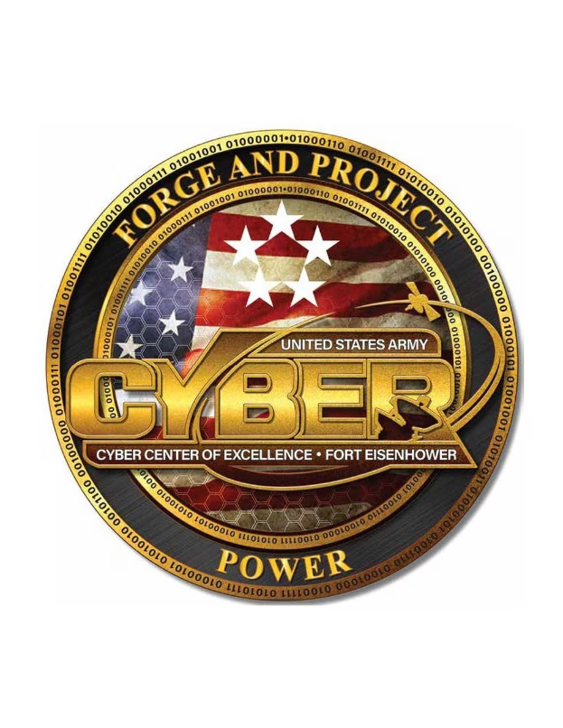 Das Logo des United States Army Cyber Center of Excellence, Fort Eisenhower, zeigt einen blauen Kreis mit einem weißen Stern und den Text "Forge and Project Cyber Power" darunter in fetter schwarzer Schrift.