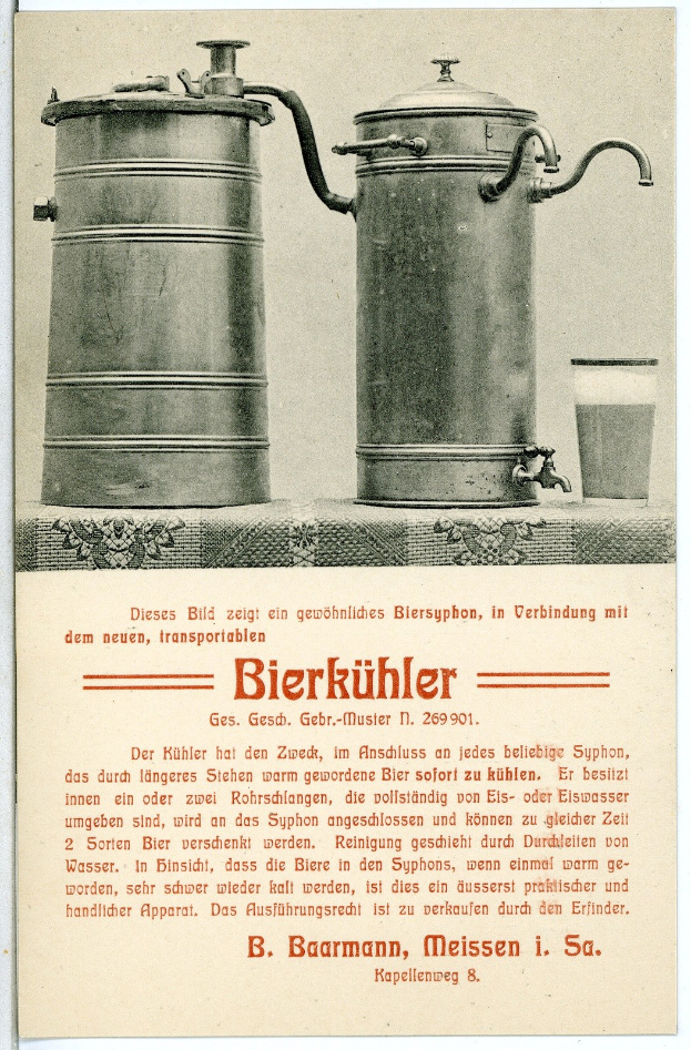 Alte Werbeplakat mit zwei metallenen Bierhumpen und einem Glas Bier, mit Text zur Produktbeschreibung.