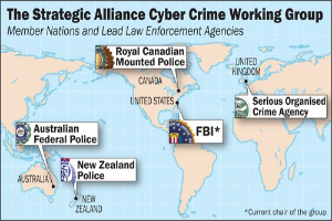 Plakat mit einer Karte der Strategischen Allianz Cyber Crime Working Group, die farbige Regionen für Mitgliedorganisationen und ihre Logos zeigt, die um die Karte herum angeordnet sind.
