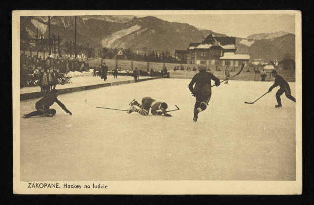 Schwarzes und weißes Foto von Menschen, die Hockey auf einem Eisplatz spielen, mit Gebäuden, Bäumen, Pfählen und Bergen im Hintergrund, mit Text unten.
