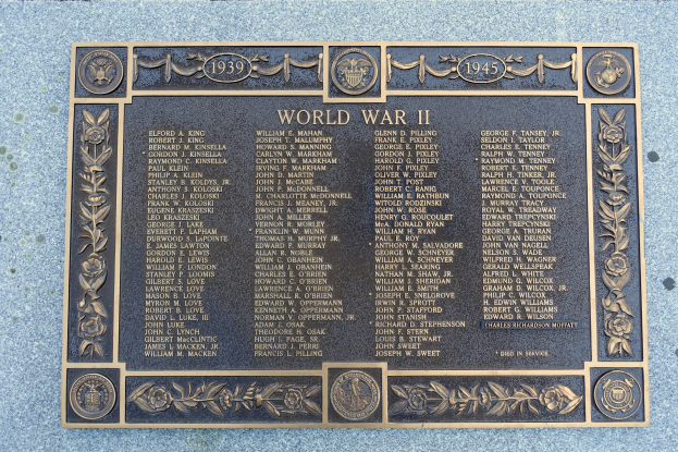 Steintafel an der Außenseite eines Gebäudes mit der Aufschrift 'Zweiter Weltkrieg'