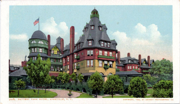 Eine alte Postkarte zeigt das Battery Park Hotel in Asheville, North Carolina, ein großes Gebäude mit einer Fahne oben drauf, umgeben von Bäumen, Pflanzen, Gras und einem Weg, mit Text unten.