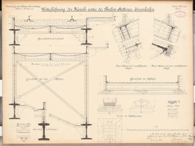 Ausführliches architektonisches Drawing der Berlin-Sienbahnbrücke mit strukturellen Plänen und Anmerkungen auf Papier.